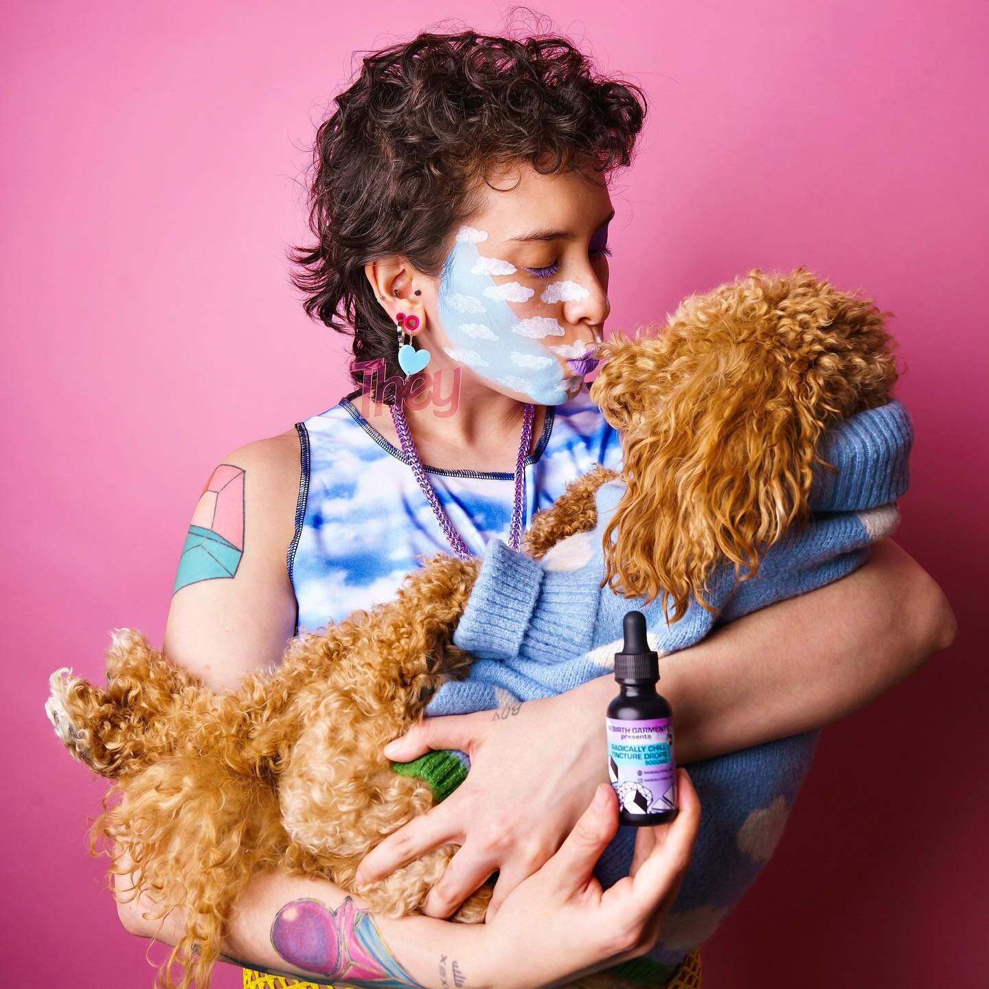 Did you know our unflavored @radicallychill.me CBD can be given to your furry companions? 
CBD is safe for your fur babies (Woof! Meow!) so go get some at radicallychill.me (link also is in bio) 

Pets under 25lbs, start with 0.125 to 0.25 mL per ser