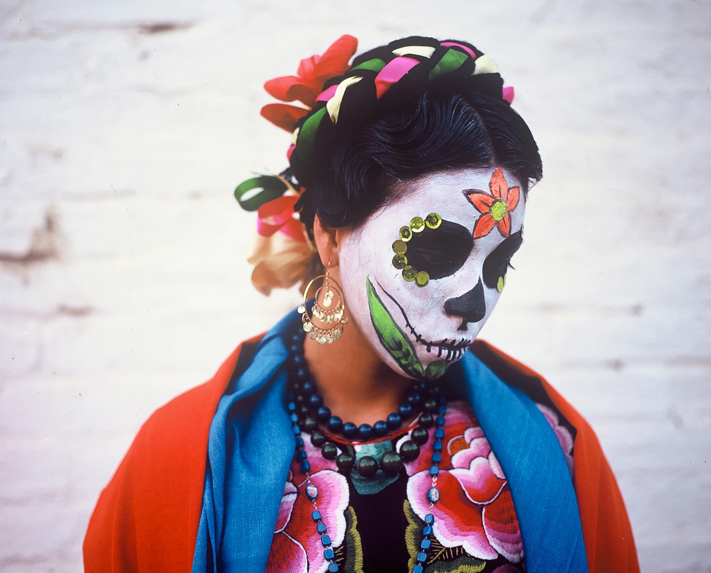 Inspired by the deeply rooted Mexican tradition and by the iconic Frida Kahlo, we explored and captured Dia de los Muertos as a celebration and a tribute to the deceased and to Mexican culture while channeling vibes and the Avant-Garde nature of Frida Kahlo.