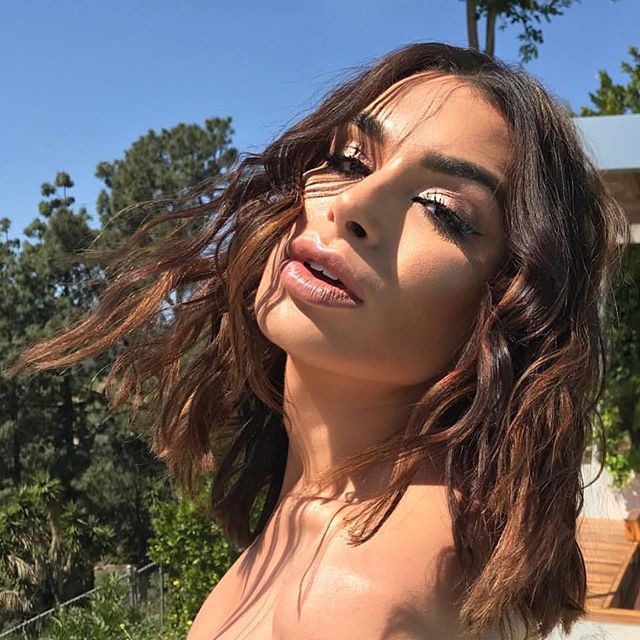 Leaving #coachella likeee 💁🏽&zwj;♀️ Tap for products used!💄
&bull;
Makeup &amp; hair for shoot with @ashley_iaconetti by @emmawillismakeup
&bull;
#CONTOURFOSSA 💋