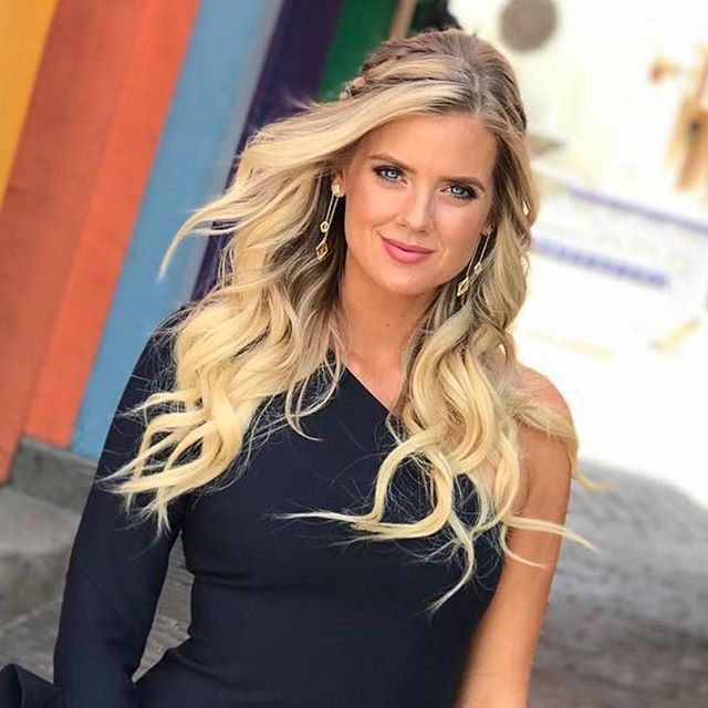 @homeandfamilytv&rsquo;s @lpbunny heads to the #emmys after a quick glam sesh with the CF Team 💄💁🏼&zwj;♀️💃🏼
&bull;
Hair by CF Artist @tarashakespearemakeup
Makeup by @emmawillismakeup
&bull;
#CONTOURFOSSA 💋