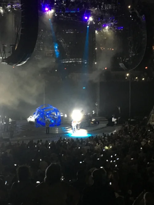 Bad picture, but this is when he performed "Thunder Rolls". 