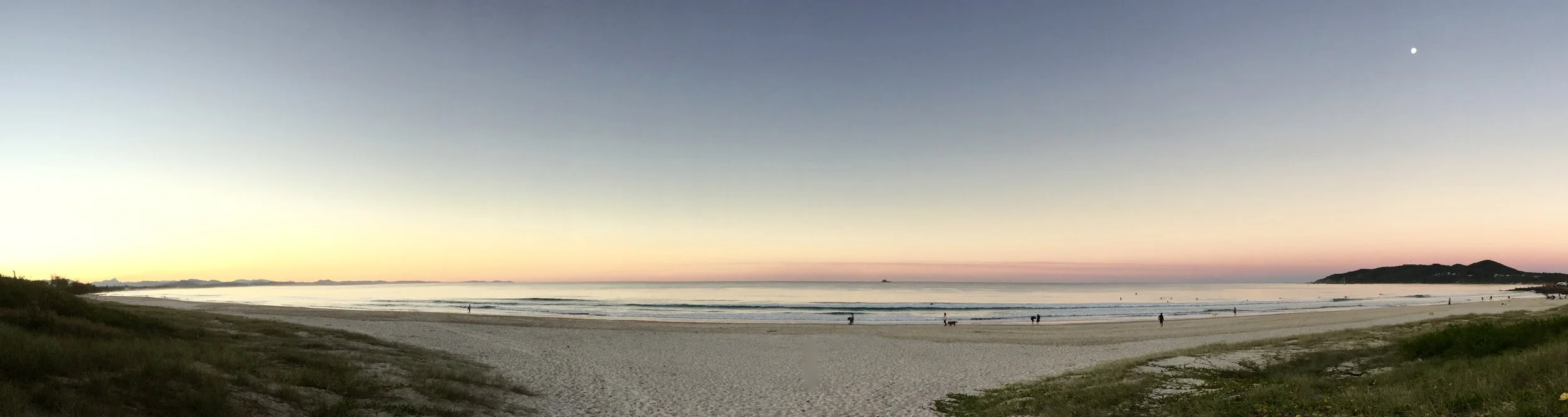  Sun makes way for moon on my first night in Byron 