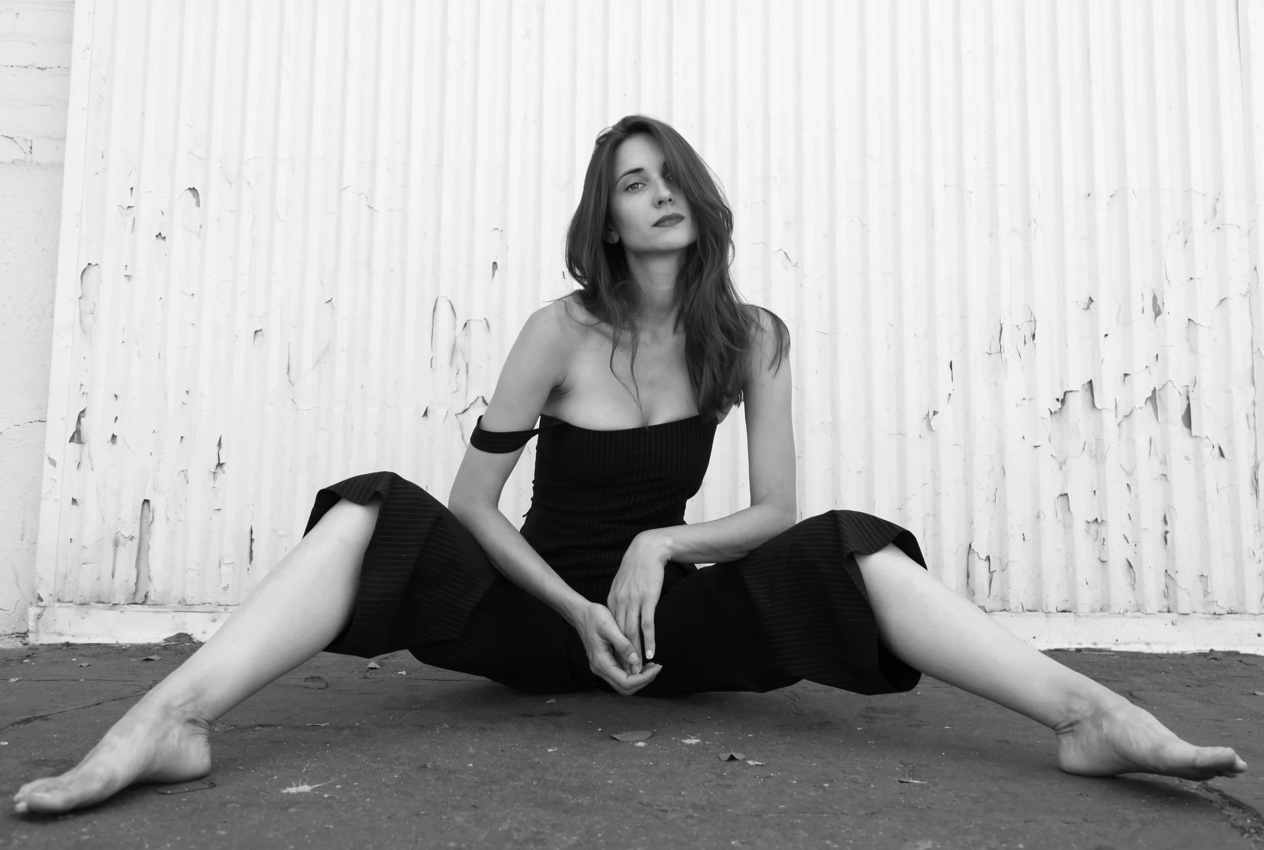  natashaborchak-model-losangeles-theory-dtla-edito-blackandwhite-fashion.gif 