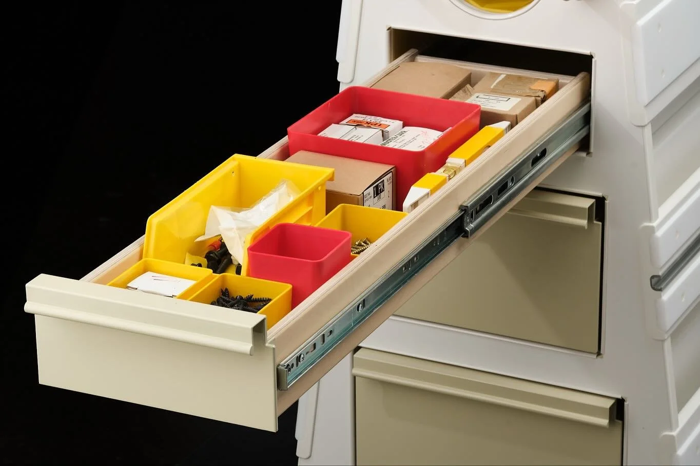 BETSY2 Boxer Cart drawer and details.
⠀⠀⠀⠀⠀⠀⠀⠀⠀
#woodshop #woodworking #workshop #fujixseries #fuji_xseries #fujixt3  #fujixseries #fujix #artdisplay #fabrication #industrialdesign #museumcart #museumdisplay #preparator #xf80mm #uddodesign #gettymuse