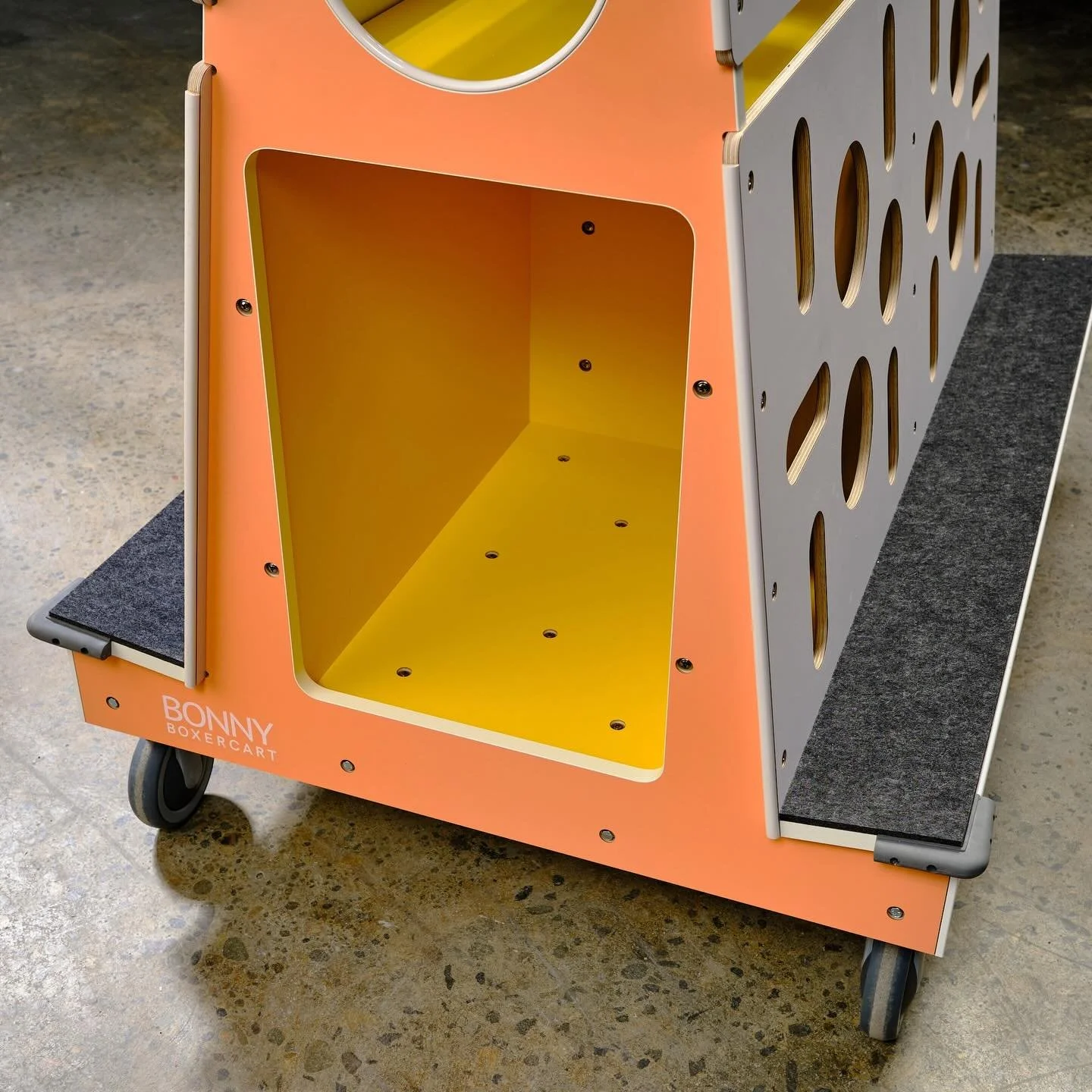 Bonny Boxer Cart open storage.
⠀⠀⠀⠀⠀⠀⠀⠀⠀
#fujixseries #arthandling #artstorage #bonnyboxer #aframecart