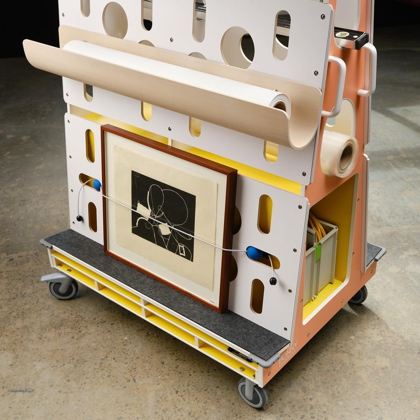 Bonny Boxer Cart kitted out with Bonny Accessories, including the molded plywood curved shelf - shown with a roll for dispensing - and the swivel attachment.
⠀⠀⠀⠀⠀⠀⠀⠀⠀
#martinpuryear #arthandling #artstorage #bonnyboxer #aframecart