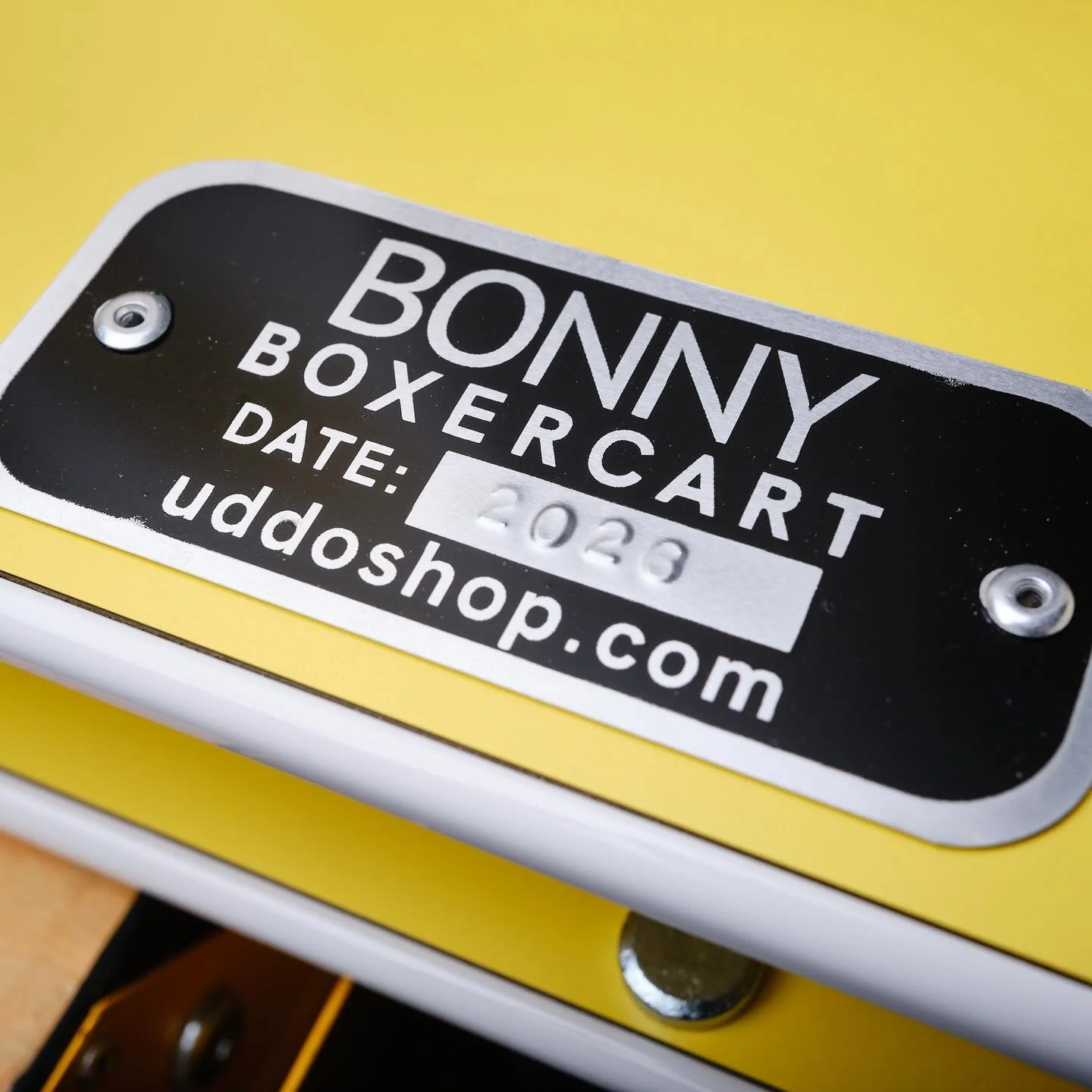 Bonny Boxer Cart metal label.
⠀⠀⠀⠀⠀⠀⠀⠀⠀
#arthandling #artstorage #bonnyboxer #aframecart #graphicdesign