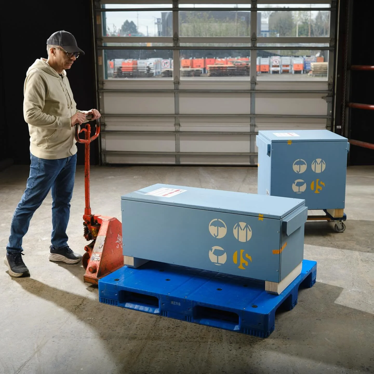 Dual 𝕌𝕕𝕕𝕠 Hollow Core Crates in the dock. 
⠀⠀⠀⠀⠀⠀⠀⠀⠀
#fujixseries #artcrate #artshipping #xf80mm