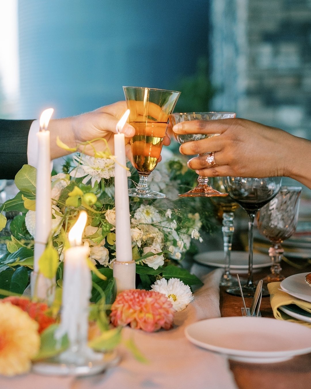 Cheers to the weekend! What do you have going on this weekend? We luckily have a low-key schedule before May starts and summer sports begin! 

#coloradowedding #coloradoweddingflorist #coloradoflorist #mountainwedding #mountainweddingflorist #mountai