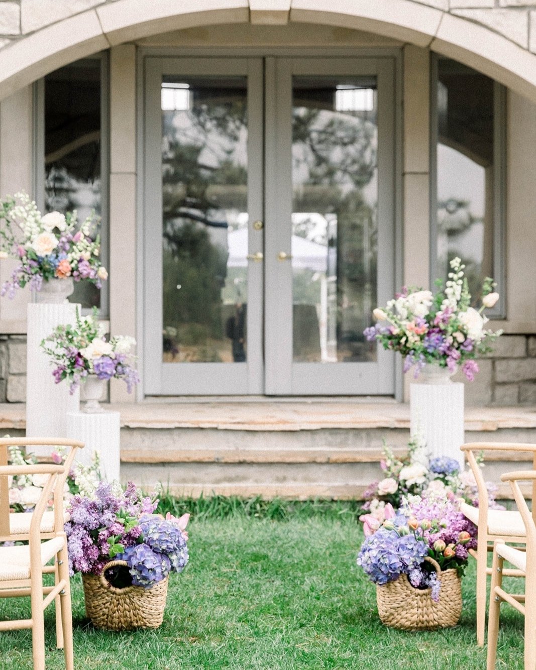 Are you having an intimate or micro wedding and your ceremony space isnt spacious? I love the layering look using arrangements on the ground and with varied height pedestals. 

#coloradowedding #coloradoweddingflorist #coloradoflorist #mountainweddin