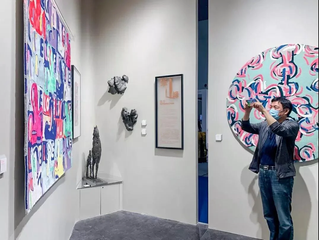 ▲ 隋丞在“玩笑”展览现场