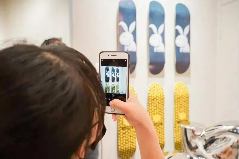 ▲ 《笑死宝宝》与《受伤的兔子》衍生品：滑板