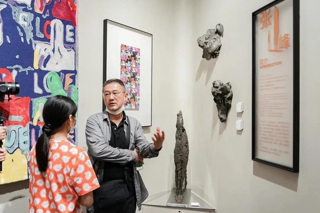 ▲ 张峰在“玩笑”展览现场