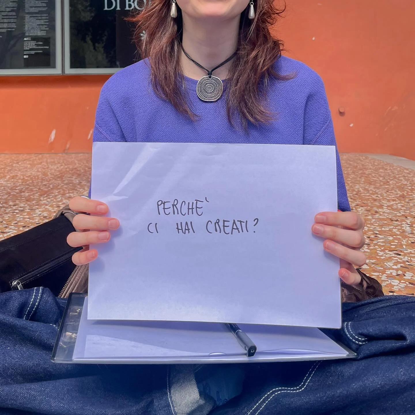 Abbiamo chiesto agli studenti di Unibo: &ldquo;Se Dio fosse reale, quale domanda gli faresti?&rdquo;. Poich&eacute; questa settimana &egrave; conosciuta come la Settimana Santa nella fede cristiana, abbiamo voluto evidenziare le domande su cui gli st