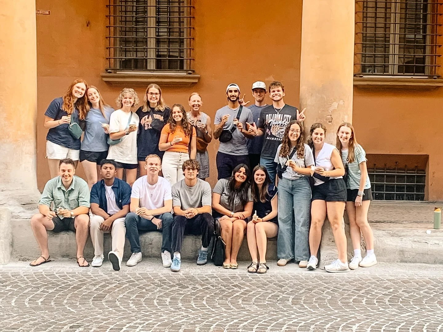 Quest&rsquo;estate un gruppo di studenti universitari americani &egrave; qui a Bologna per uno scambio culturale! Sperano di incontrare studenti italiani, imparare la cultura e fare amicizia! Pubblicheremo aggiornamenti sugli eventi a cui partecipera