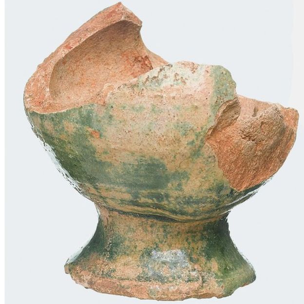 Image of the bird whistle found at the Curtain site which may have been used for sound effects. Image : Museum of London .