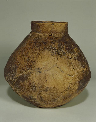 giara di 9 litri con residui di acido tartarico datata tra il 5400 e il 5000 a.c. (https://s-media-cache-ak0.pinimg.com/564x/e3/ca/d6/e3cad640db996f127eab2ba2ac6c61c9.jpg)