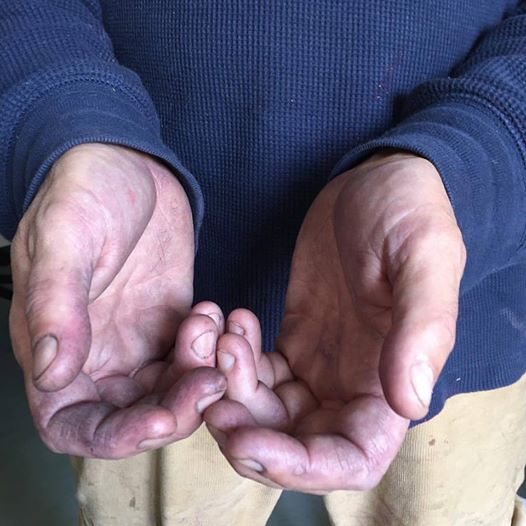 Le mani di un uomo: scegliere di non agire è pur sempre una scelta.