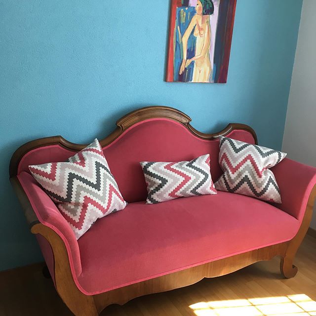 #romofabrics #romo #linara #biedermeiersofa #cozy #framboise #beautiful #living #livingroom #interiordesign #interior #upholstery #makeover #justperfect