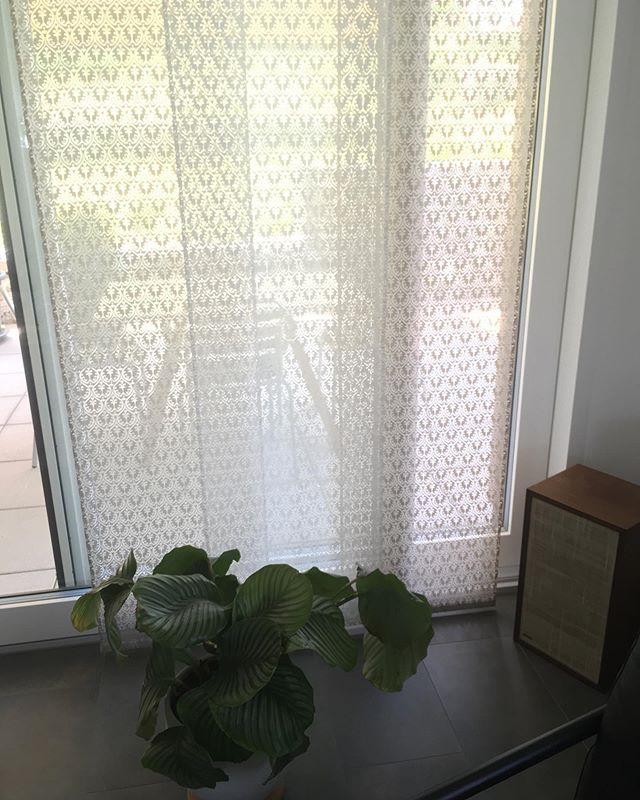#fl&auml;chenvorhang #paneel #sichtschutz #handmade #madewithlove #unique #interoir #interiordesign #living #livingroom #curtains #plants #beautiful #home #special #design #designpattern #white #beige