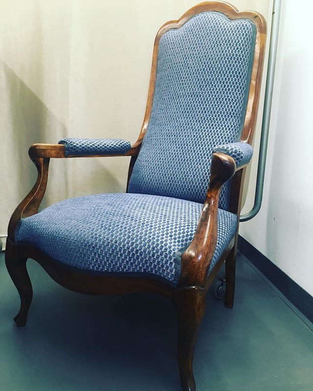 ein wundersch&ouml;nen Sessel aufgepolstert und neu bezogen  #chair #wood #customupholstery #upholster #blue #grey #handmade #madewithlove #livingroom #living #home #interiorinspo #interior_design #chefsessel #cozy #cozyhomes #oldbutgold