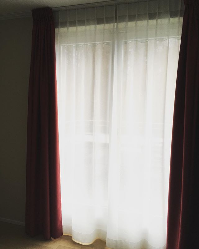 F&uuml;r eine Kundin durfte ich Tages und Nachtvorh&auml;nge f&uuml;r&lsquo;s Schlafzimmer machen 😍#curtains #masterbedroom #bedroom #cozy #cozyhome #red #white #light #wood #woodfloors #homesweethome #home #interior #interiordesign