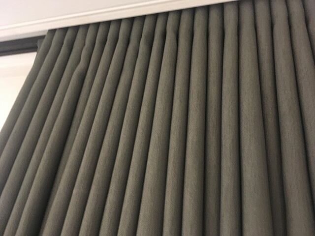 Wavevorh&auml;nge an einer Elektroschiene
#handmade #madewithlove #curtains #waves #office #officedesign #interior #interiordesigners #verdunkeln #grey #elektro #silentgliss #heavy #heavyweight