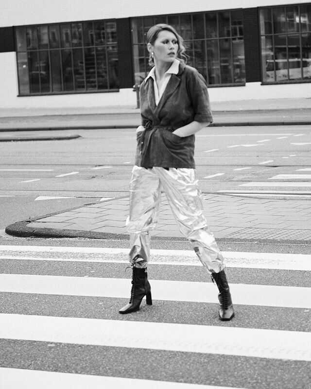 Darcy for our series &lsquo;City girl&rsquo;.
New work in @solstice_mag 🤍

@darcyjonathans 
Styling @michellevangastel_styling 
Make-up @bylaralarissa 
#blackandwhite #editorial #editorialphotography #fashion #model #city #pedestrian #crossing #sols