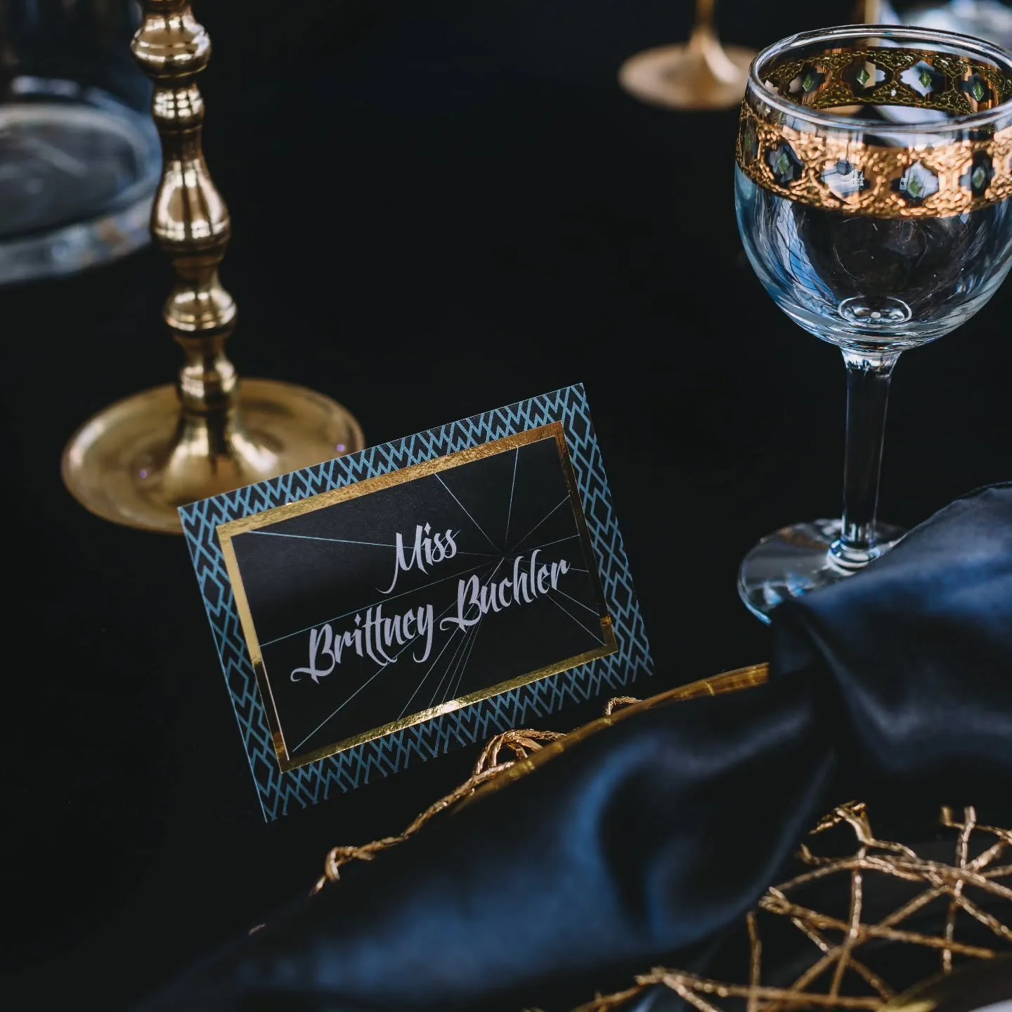 Place Cards vs Escort Cards...not the same thing. Who knows the difference? 🤔🤓🍽
.
.
.
#placecards #escortcards #placesettingideas #blackandgoldwedding
