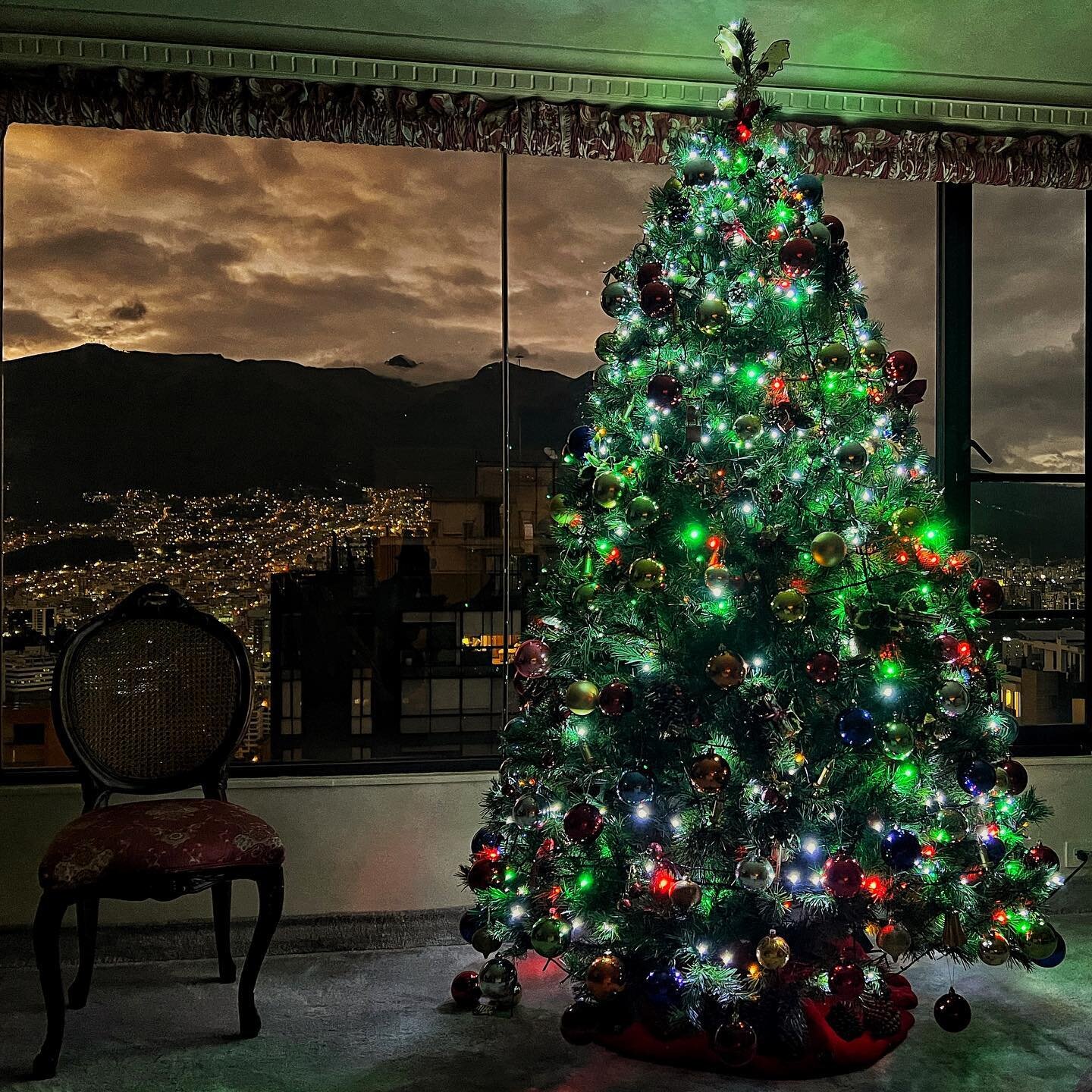 &ldquo;It&rsquo;s beginning to look a lot like Christmas&hellip;&rdquo;. #christmastree #quito #roomwithaview #cityview