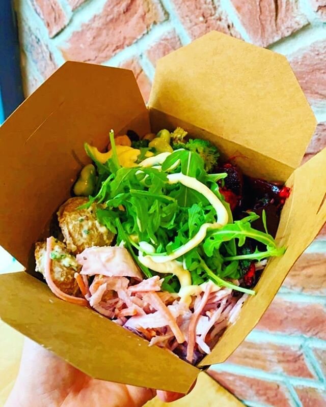 Salad boxes are back on theatre lane....
Add free range rotisserie chicken or keep it veggie. Either way it's all good... #greystones #salads #freerangechickens #lunch #healthyfood