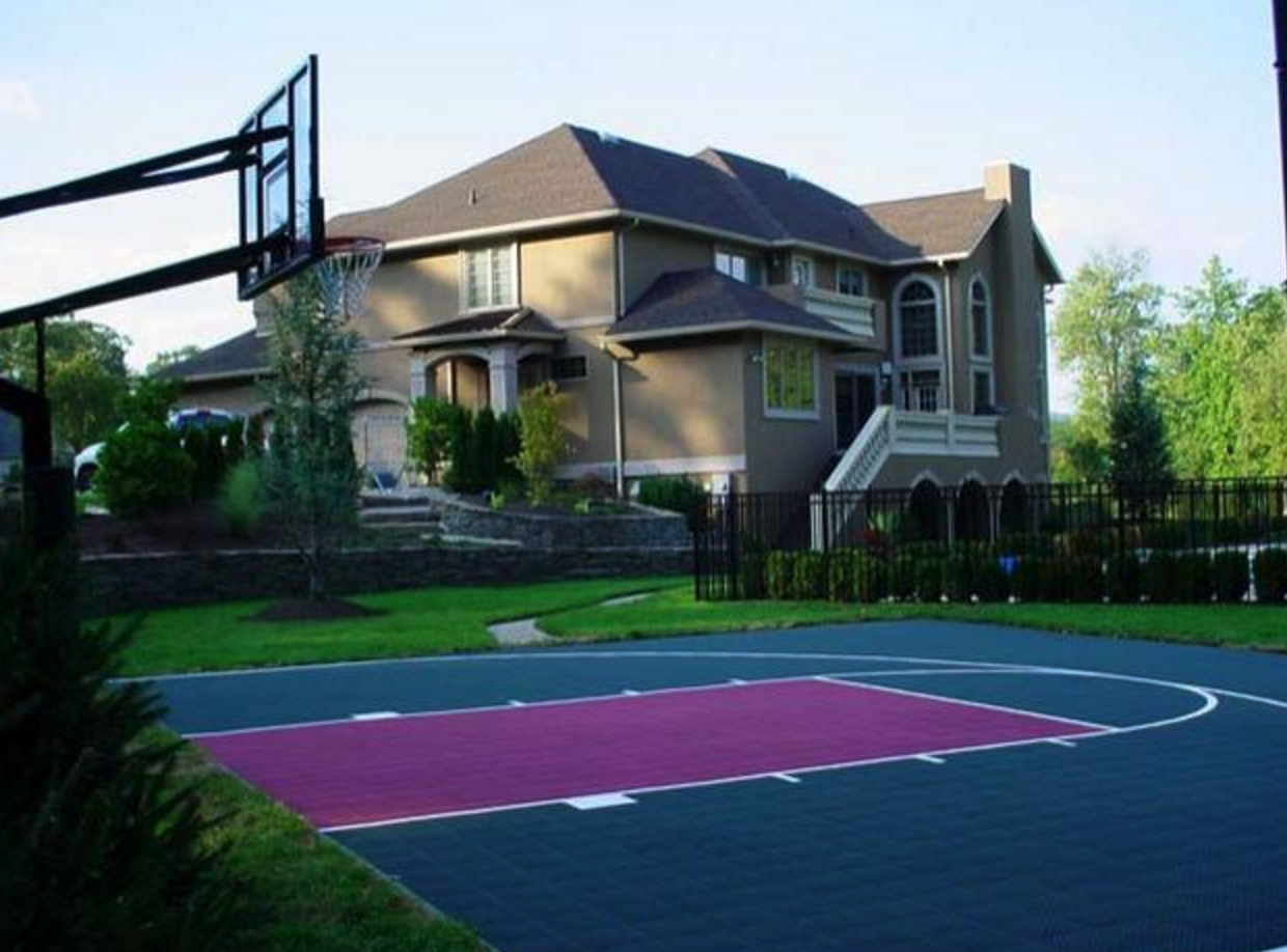 Спортивный дом 4. Спортивная площадка. Дом с баскетбольной площадкой. Баскетбольная площадка на даче. Дом с теннисным кортом.