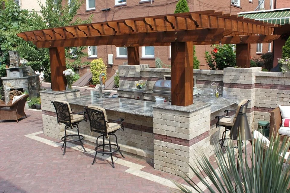 custom outdoor kitchen entertainment area in Manhasset, NY backyard
