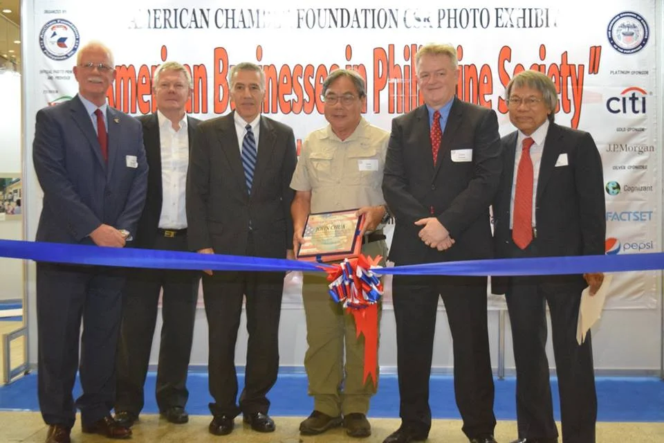 John Chua receiving a token of appreciation from Amcham's Board of Trustees and Advisors. Photo courtesy of Amcham Foundation