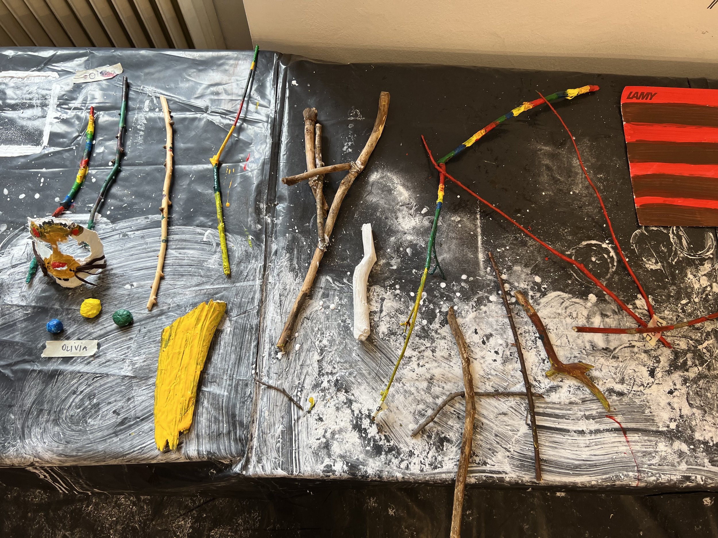  im englischen garten sammeln wir stöcke und bauen damit traumfänger.  