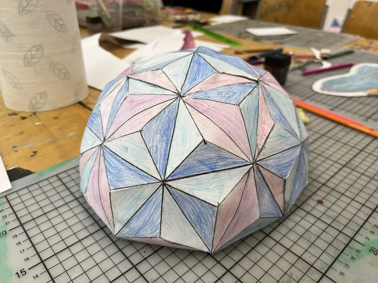  ein modell einer facettierten halbkugel.  