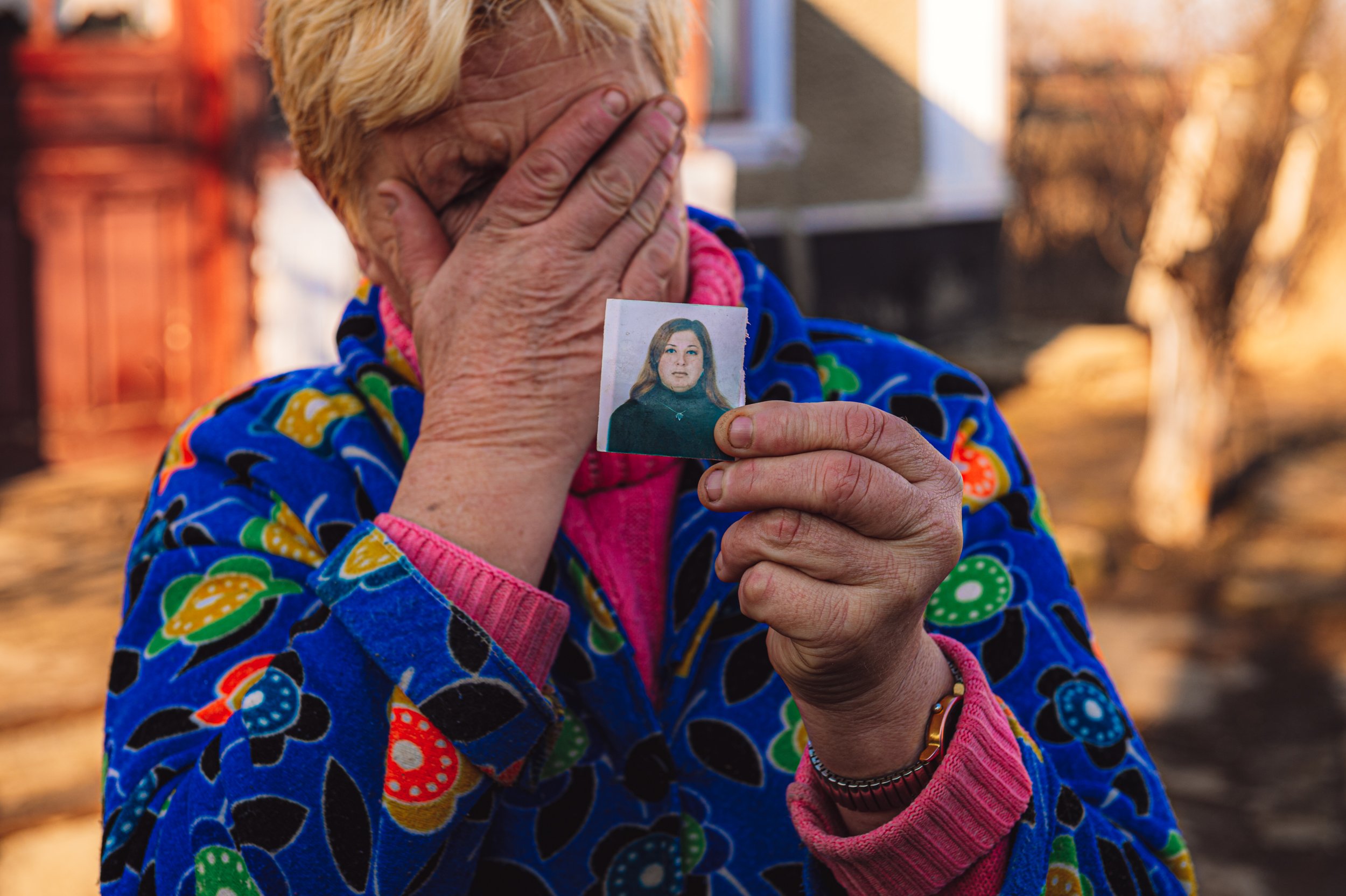 Award winning photo of woman grieving her daughter