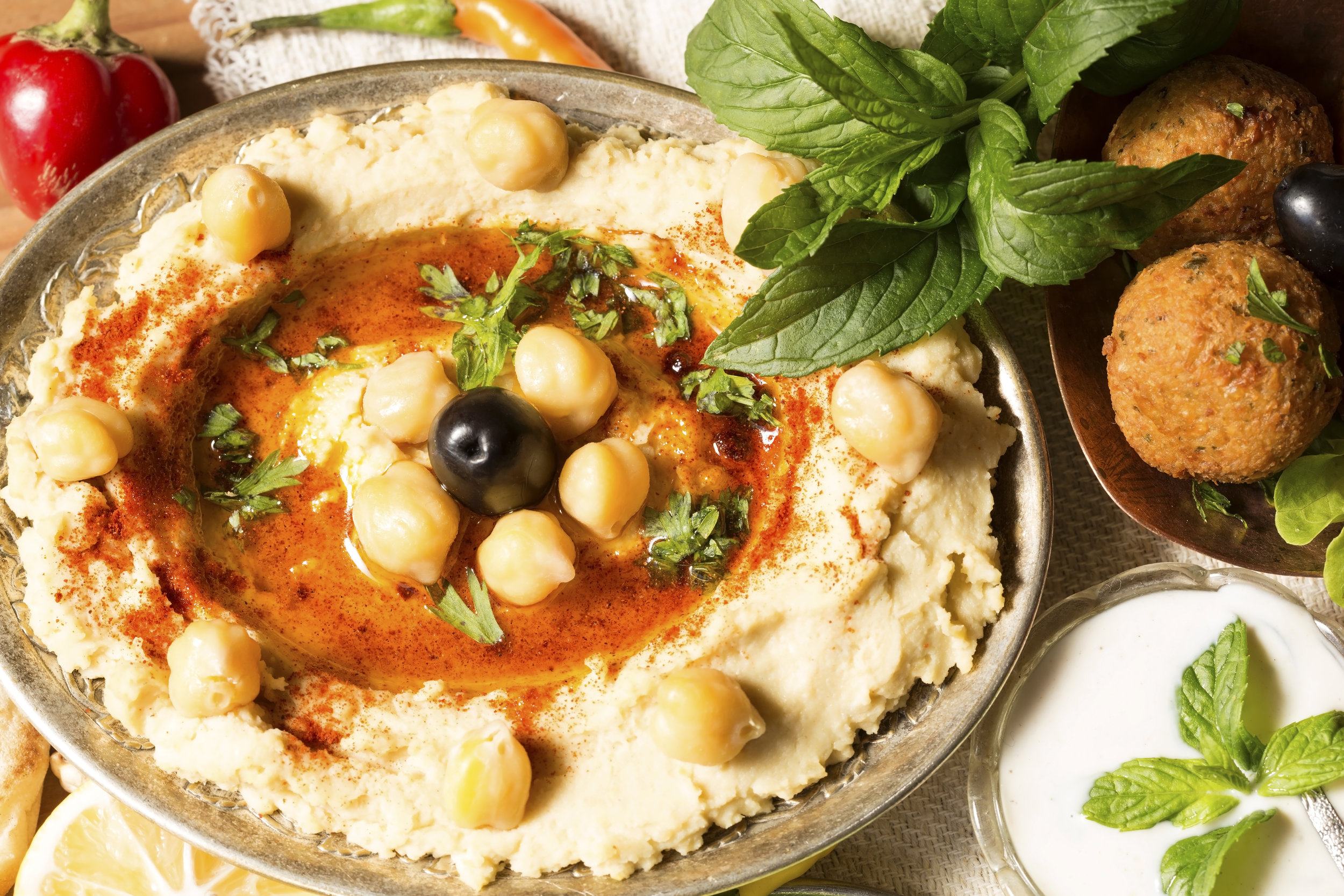 Еда у иудеев. Национальное блюдо Израиля хумус. Еврейская кухня хумус. Фалафель и хумус.