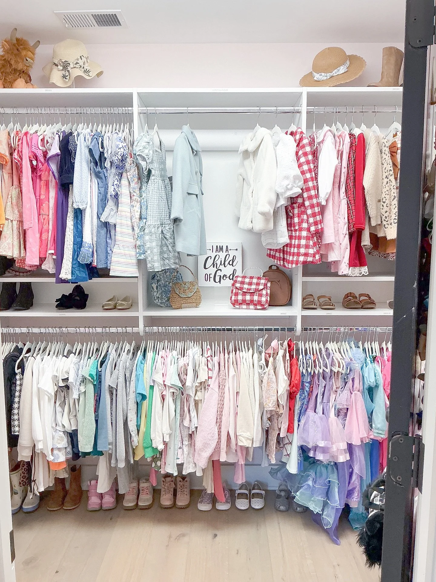 Swipe to become as obsessed as we are with the sweetest little girl&rsquo;s closet 😍🎀

This boy mom lives out all her little girl dreams through styling all the most adorable coats, dresses and bows in your kiddos closets 😍 I literally go from fro