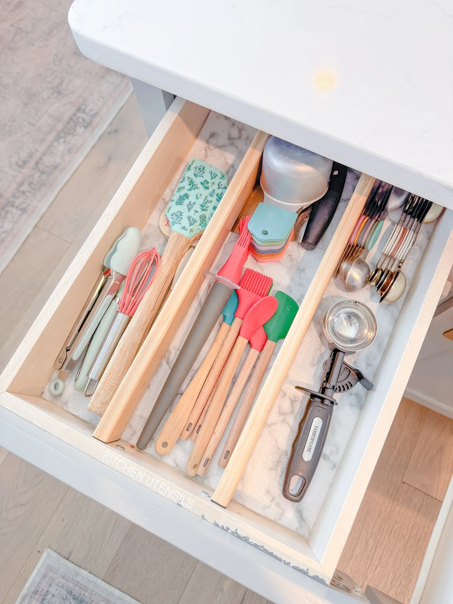 Okay but this kitchen gave us EVERYTHING.

Snack drawer. ✓
Small appliance + beverage setup. ✓
Baking drawer. Utensil drawer. ✓✓

We&rsquo;ve been deep in closet season lately, so walking into a full kitchen project felt like a good change of pace. W