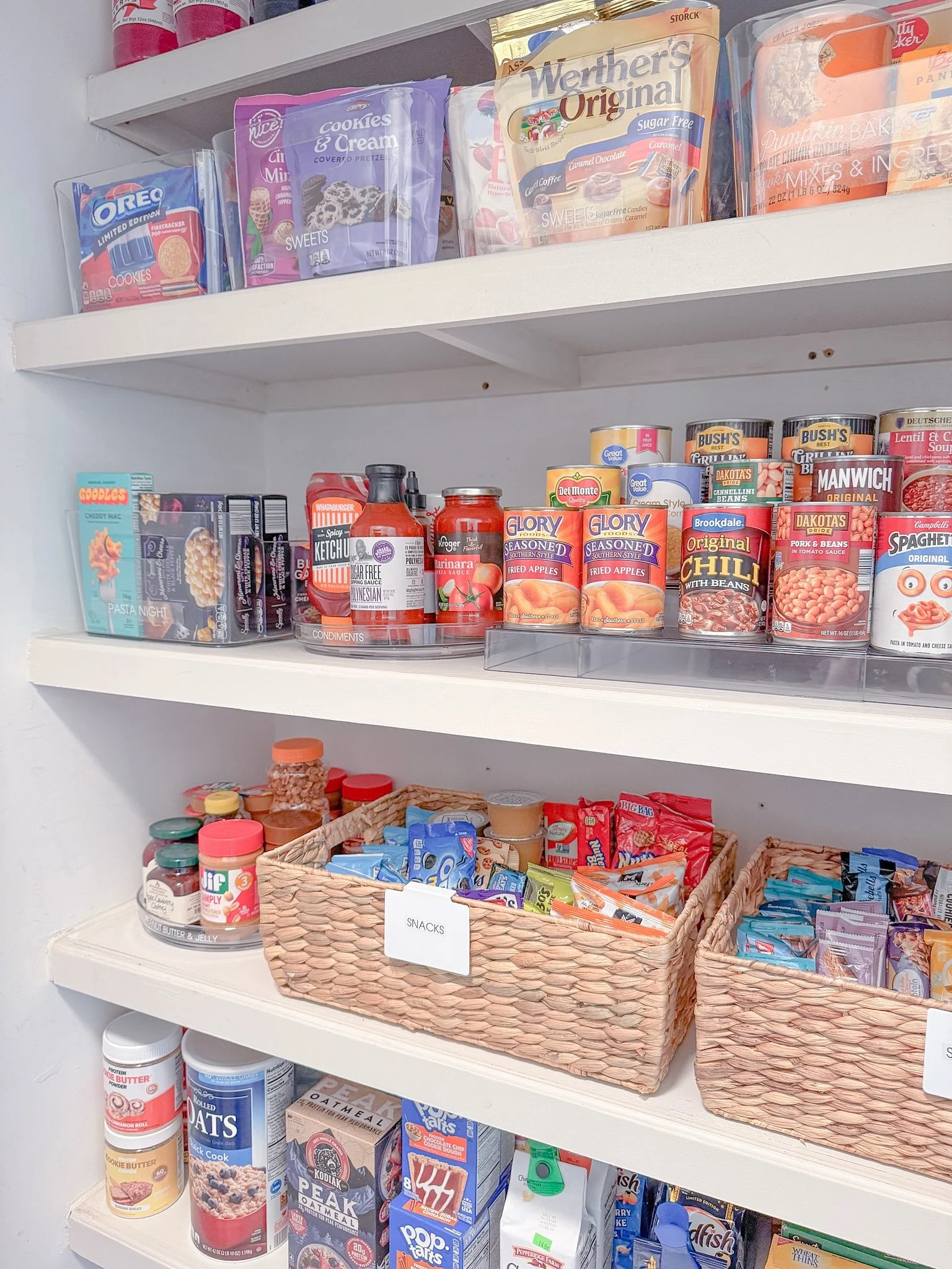 How to Declutter Your Pantry Like a Professional Organizer 
A functional pantry isn&rsquo;t JUST about aesthetics. It&rsquo;s about less food waste, easy prep for grocery trips, and not being visually overwhelmed when making those dreaded dinner deci