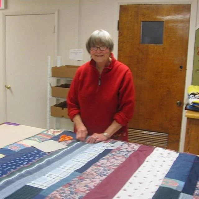 BarbTyingQuilts.jpeg