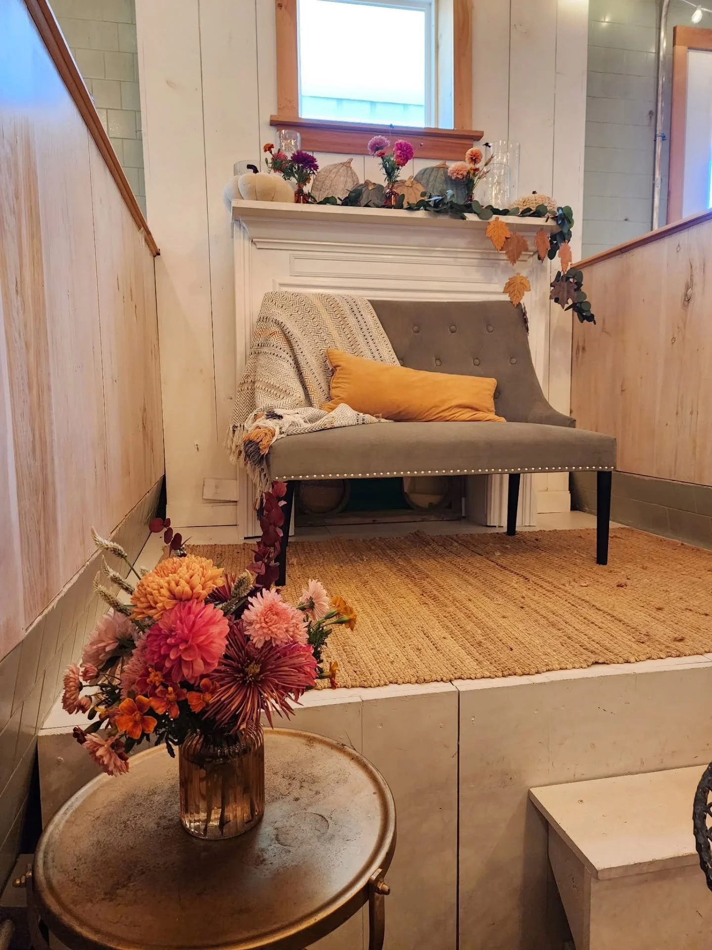 Fall looks so good here! Our floral package is the perfect finishing touch on your event @amilkhouseparty. Email hello@amilkhouseparty.com to add it to your day!