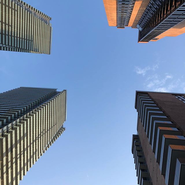 City glows #nofilter it&rsquo;s nice to leave the city during the summer months but it&rsquo;s also lovely exploring it. #lovetoronto #toronto #city #urban #explore #up #sun