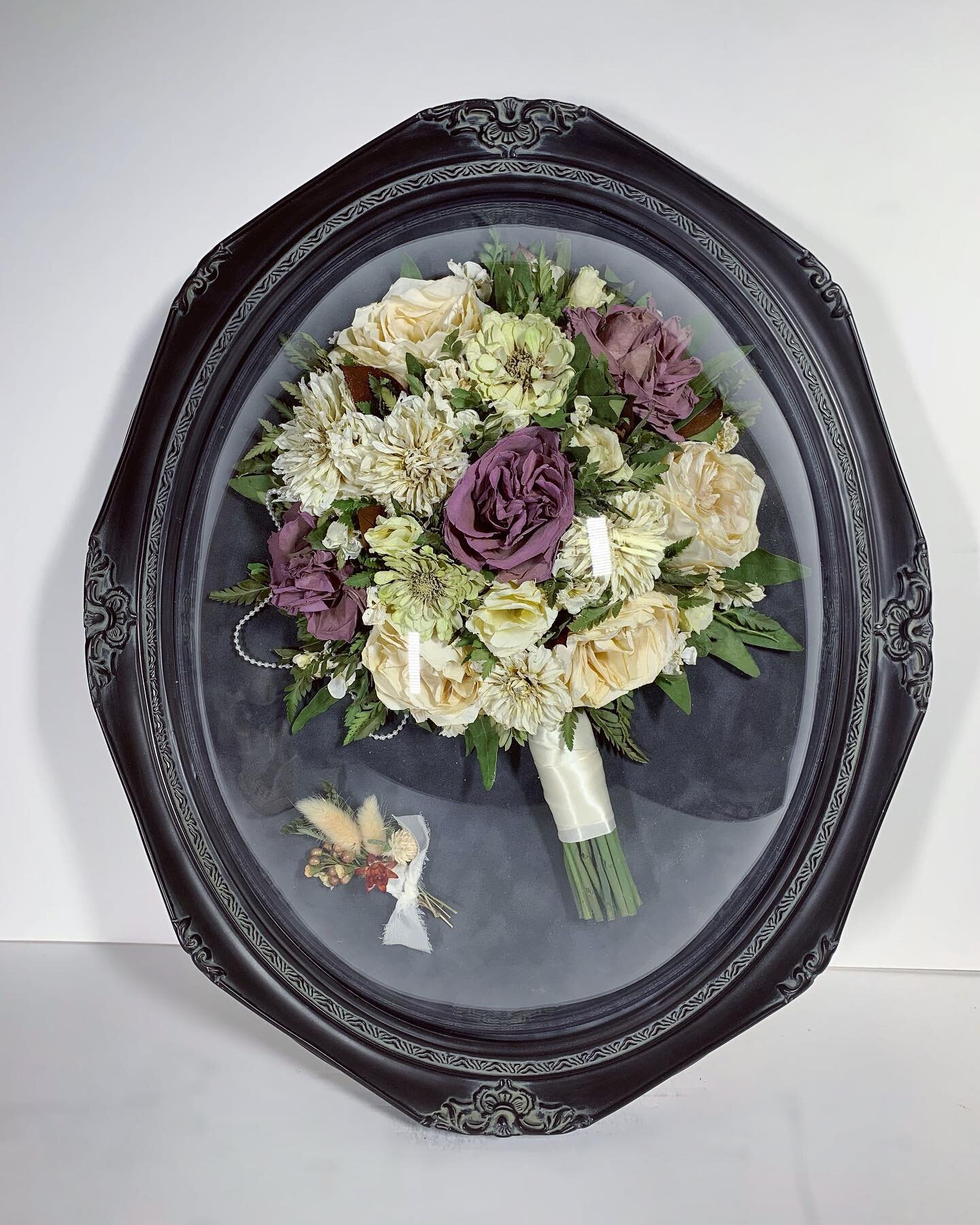 This brides beautiful bouquet is displayed in a gorgeous Victorian antique style oval frame. Don&rsquo;t forget to make your reservations to preserve your bouquet!! &bull;
&bull;
&bull;
&bull;
&bull;
#preservedflower #flowerpreserving #weddingflowers