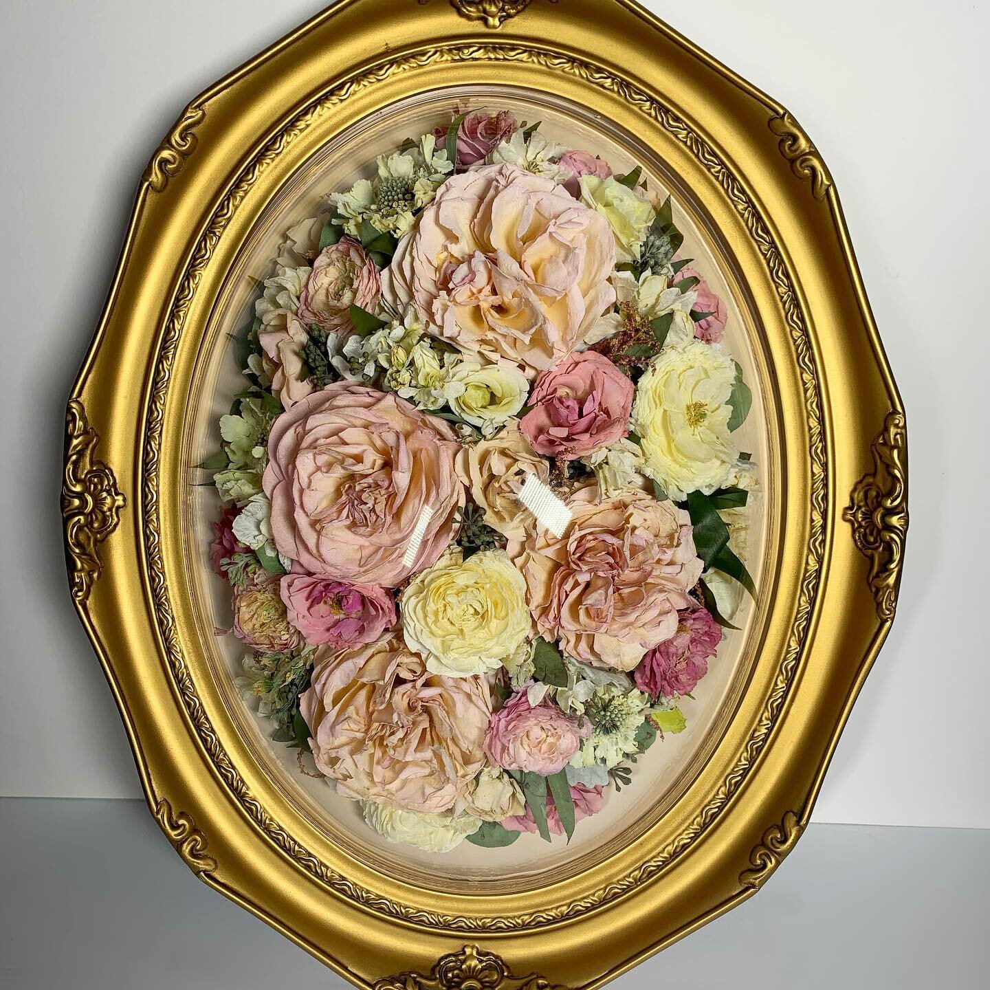 A gorgeous timeless piece made from the brides deconstructed wedding bouquet. What a conversation starter! 🌸&bull;
&bull;
&bull;
&bull; (pictured is a 12x16 gold oval frame with a blush suede backing)
&bull;
&bull;
&bull;
&bull;
#preservedflowers #b