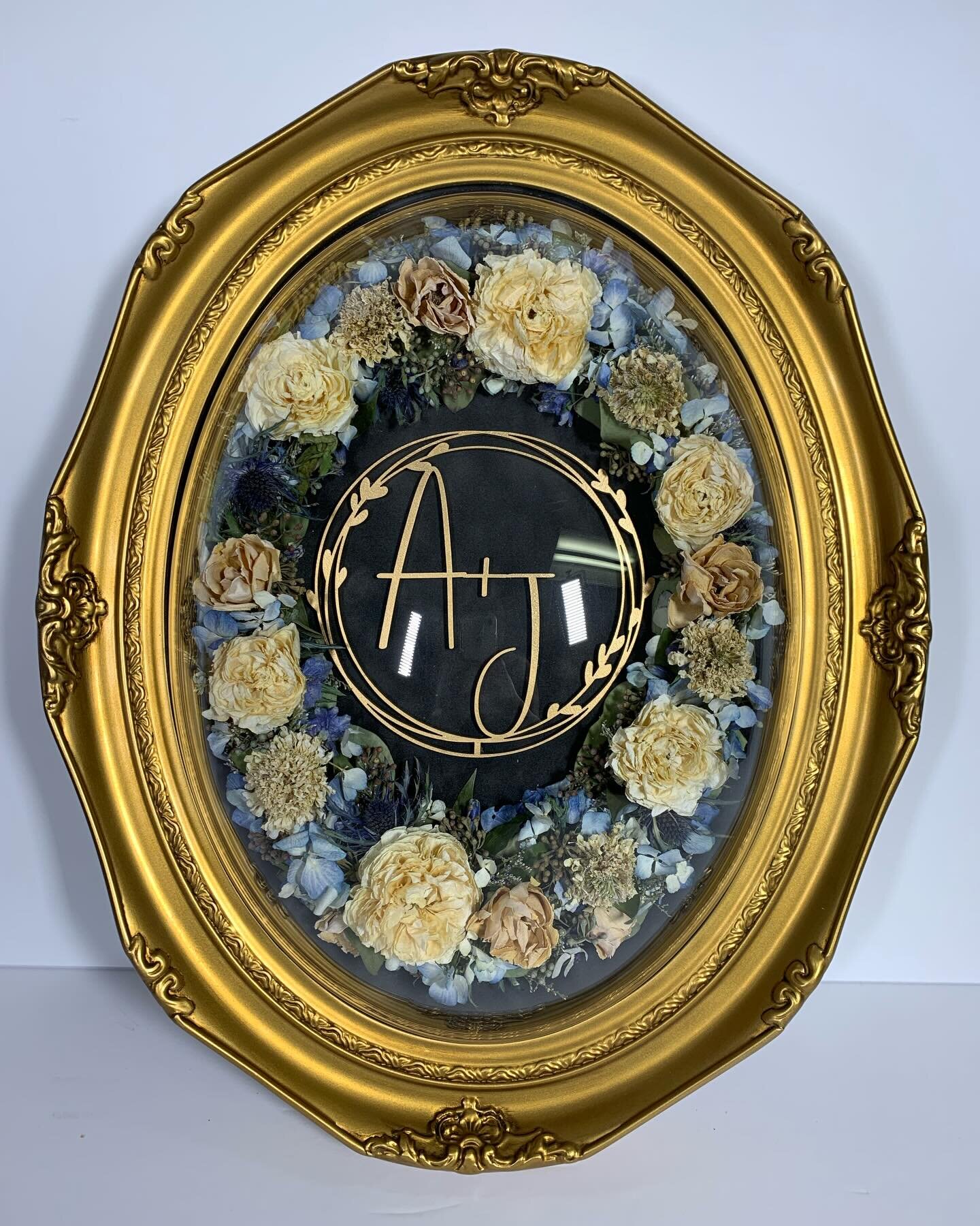 Fridays are for flowers 💁🏼&zwj;♀️🌾&bull;
&bull;
&bull; 
&bull;
pictured: 12x16 Antique Gold Ornate Oval, on Anthracite suede backing, flowers filled around the newlyweds cake topper&bull;
&bull;
&bull;
&bull;(don&rsquo;t mind the reflection, the d