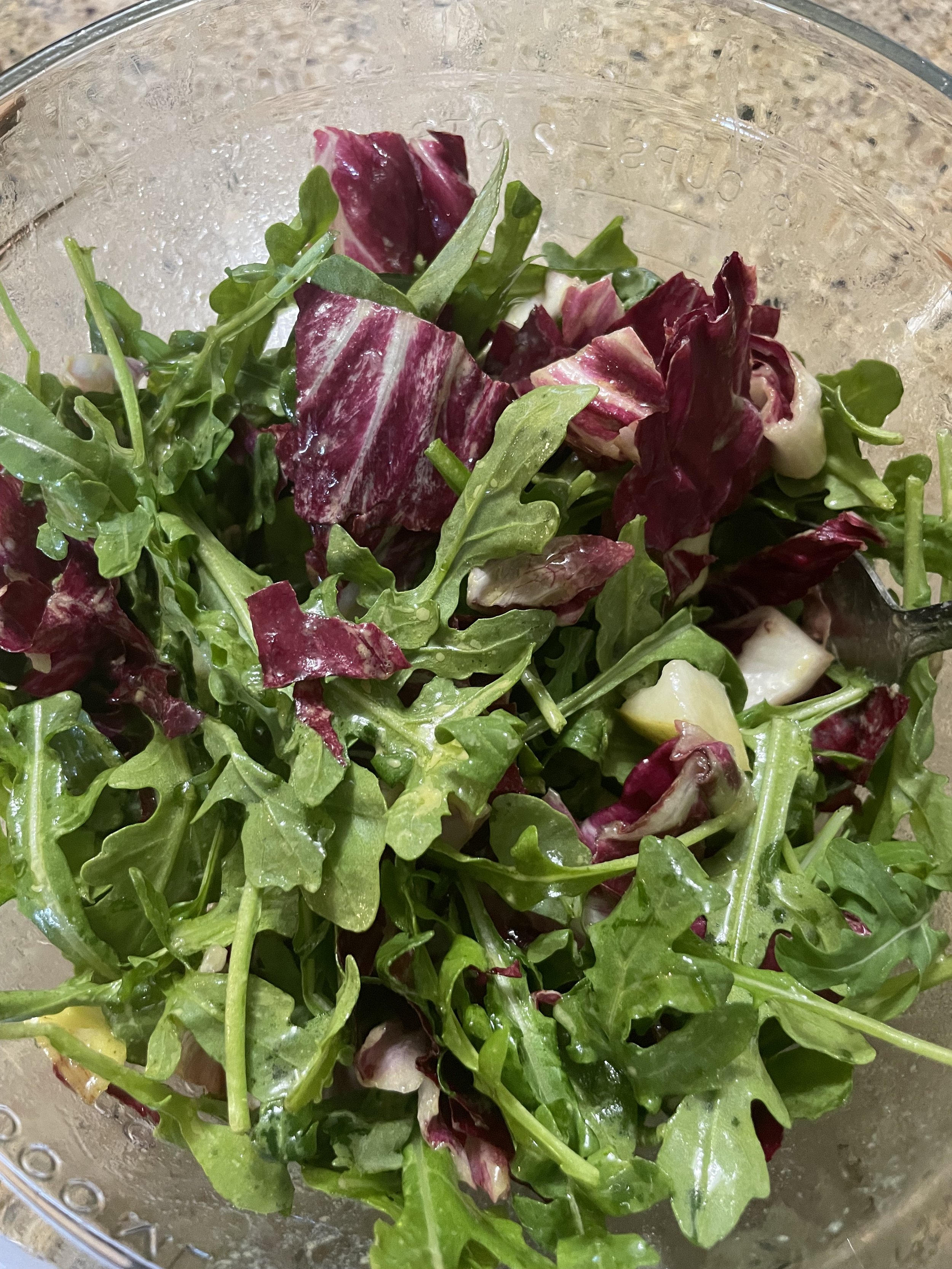 Salade amère à la roquette, radicchio et poire