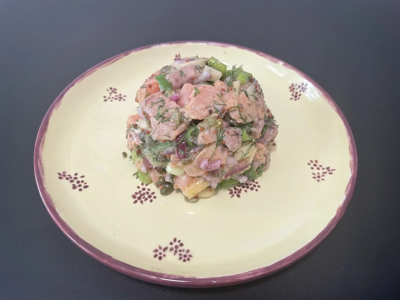 Tartare de saumon à l'aneth et aux pommes