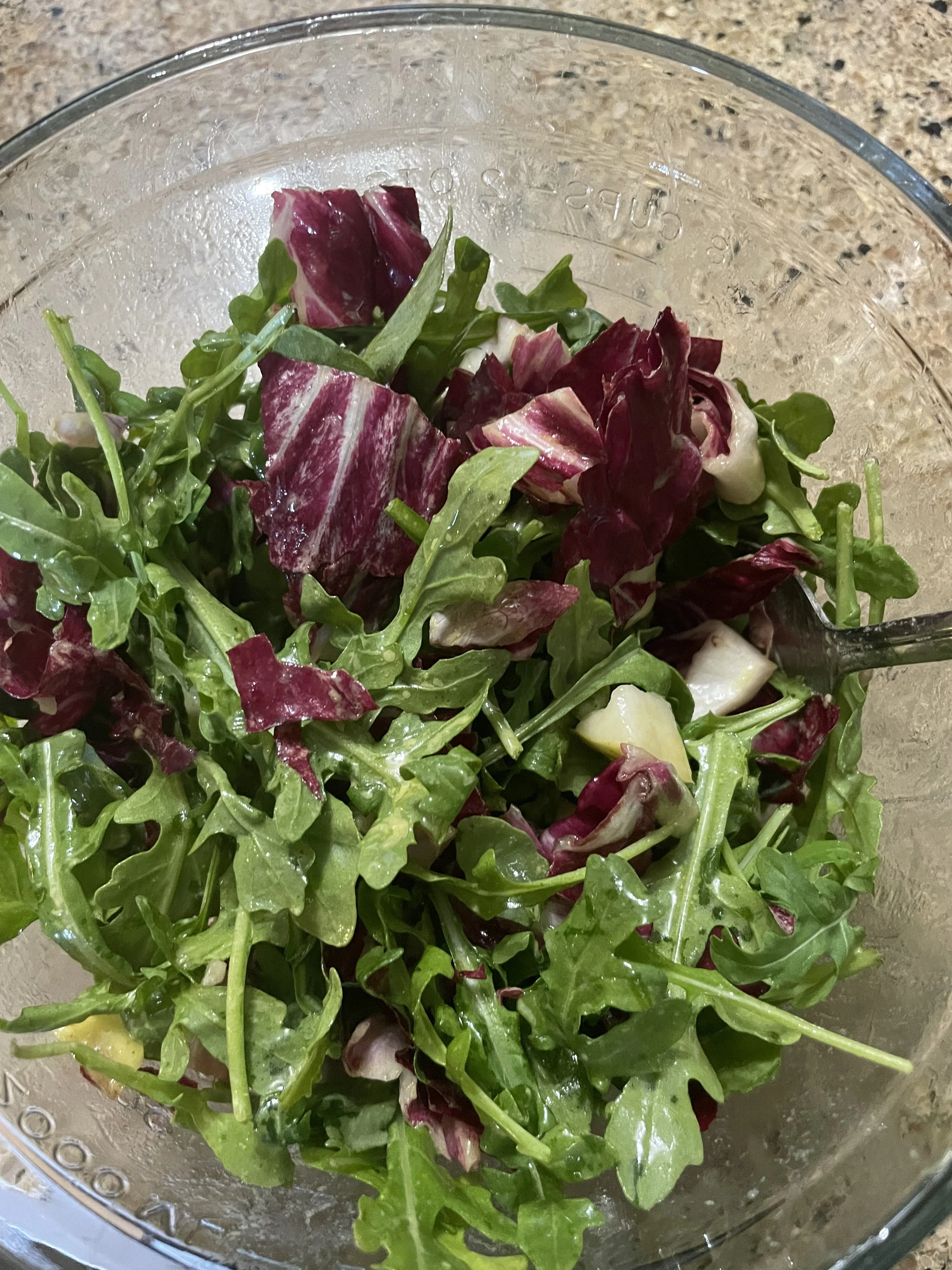 Salade santé hormonale composée de roquette, radicchio et poire, riche en fibres et en aliments amers favorisant la digestion, le soutien du foie et l'équilibre hormonal féminin.